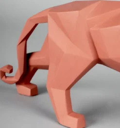 Casa Padrino Luxus Porzellan Panther Skulptur Matt Korallenrot 50 x 12 x H. 19 cm - Hangefertigte Deko Figur aus feinstem spanischen Porzellan - Luxus Deko Accessoires