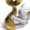 Casa Padrino Luxus Porzellan Figur Meerjungfrau Weiß / Gold 12 x H. 10 cm - Luxus Wohnzimmer Dekoration