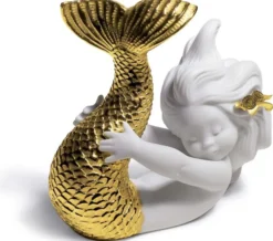 Casa Padrino Luxus Porzellan Figur Meerjungfrau Weiß / Gold 12 x H. 10 cm - Luxus Wohnzimmer Dekoration