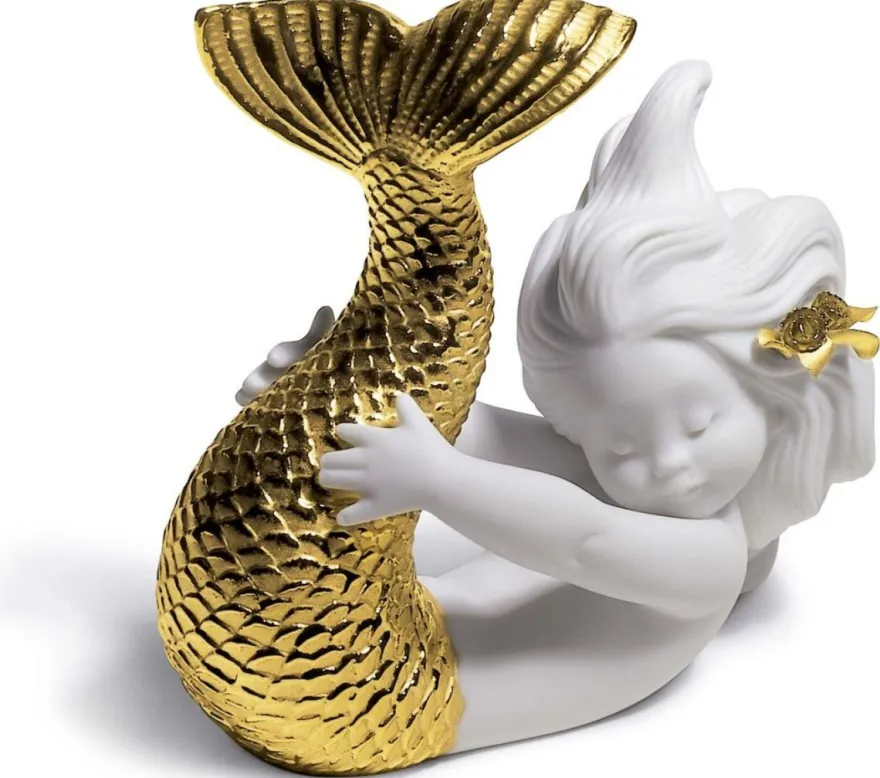 Casa Padrino Luxus Porzellan Figur Meerjungfrau Weiß / Gold 12 x H. 10 cm - Luxus Wohnzimmer Dekoration