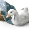 Casa Padrino Luxus Porzellan Skulptur Ente mit Nachwuchs mehrfarbig, Breite 9 cm, Höhe 6 cm - Handgefertigte & handbemalte Dekofigur