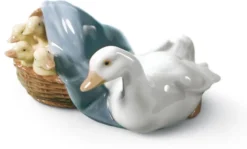 Casa Padrino Luxus Porzellan Skulptur Ente mit Nachwuchs mehrfarbig, Breite 9 cm, Höhe 6 cm - Handgefertigte & handbemalte Dekofigur