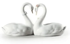 Casa Padrino Luxus Porzellan Figur Schwäne Weiß / Mehrfarbig 27 x 10 x H. 13 cm - Hochwertige Deko Skulptur - Erstklassische Qualität - Made in Spain
