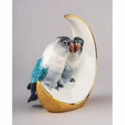 Casa Padrino Luxus Porzellan Deko Figur Papageien auf Mond Bunt / Weiß / Gold 15 x 8 x H. 16 cm