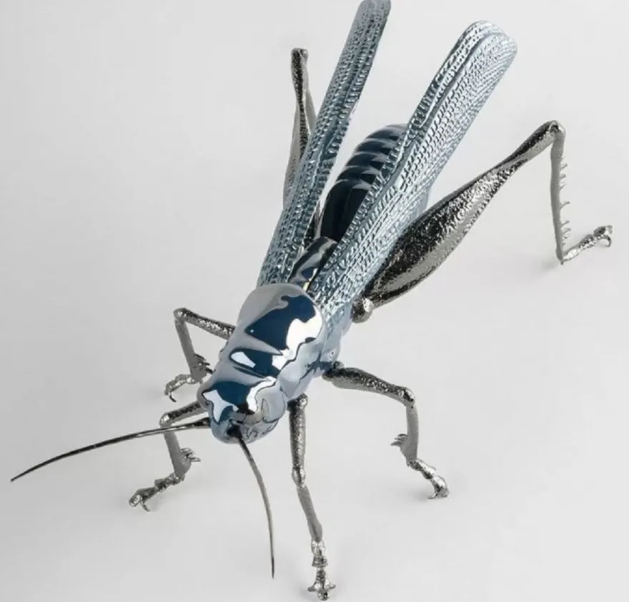 Casa Padrino Luxus Porzellan Figur Grashüpfer Blau / Silber 27 x 26 x H. 11 cm - Hochwertige Deko Skulptur - Erstklassische Qualität - Made in Spain