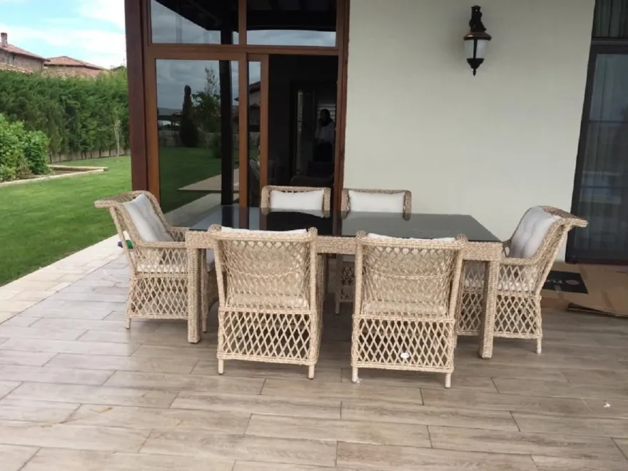 Casa Padrino Luxus Rattan Gartenmöbel Set Naturfarben - 1 Rattan Garten Esstisch mit Glasplatte & 6 Rattan Gartenstühle mit Armlehnen - Moderne Luxus Rattan Garten & Terrassen Möbel