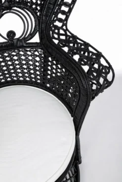 Casa Padrino Luxus Rattan Sessel Schwarz / Weiß 106 x 71 x H. 148 cm - Vintage Stil Rattan Sessel mit Sitzkissen - Vintage Stil Rattan Möbel - Garten & Terrassen Möbel