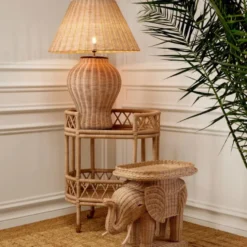 Casa Padrino Luxus Rattan Tischleuchte Naturfarben / Schwarz Ø 66,5 x H. 96,5 cm