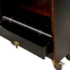 Casa Padrino Luxus Regalschrank in Koffer Optik Schwarz / Rot / Braun / Messing 84 x 35 x H. 200 cm - Massivholz Kofferschrank mit Rollen - Büro Schrank - Büro Möbel - Luxus Möbel