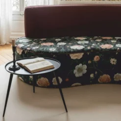 Casa Padrino Luxus Samt Sofa mit Blumenmuster Schwarz / Bunt / Lila 220 cm - Hotel Möbel - Wohnzimmer Möbel - Büro Möbel - Luxus Möbel