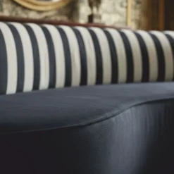 Casa Padrino Luxus Samt Sofa Schwarz / Weiß 220 cm - Hotel Möbel - Wohnzimmer Möbel - Büro Möbel - Luxus Möbel