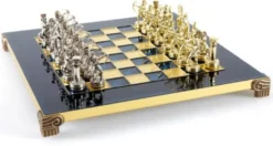 Casa Padrino Luxus Schach Set Schwarz / Blau / Gold / Silber / Messing 28 x 28 cm - Römisches Schachspiel - Handbemaltes Messing Schachbrett mit Metall Schachfiguren - Luxus Deko Accessoires