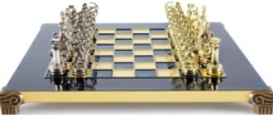 Casa Padrino Luxus Schach Set Schwarz / Blau / Gold / Silber / Messing 28 x 28 cm - Römisches Schachspiel - Handbemaltes Messing Schachbrett mit Metall Schachfiguren - Luxus Deko Accessoires