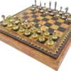 Casa Padrino Luxus Schach Set Braun / Schwarz / Gold / Silber 28 x 28 x H. 3,5 cm - Luxus Schachspiel - Leder ähnliches Schachbrett mit Metall Schachfiguren - Luxus Deko Accessoires