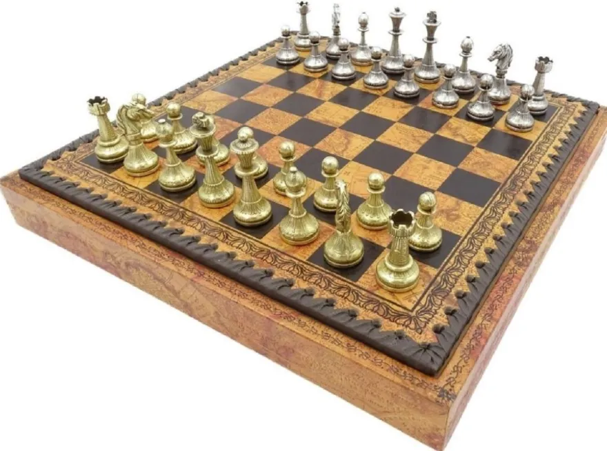 Casa Padrino Luxus Schach Set Braun / Schwarz / Gold / Silber 28 x 28 x H. 3,5 cm - Luxus Schachspiel - Leder ähnliches Schachbrett mit Metall Schachfiguren - Luxus Deko Accessoires