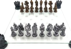 Casa Padrino Luxus Schach Set Antik Messing / Antik Silber 42 x 42 cm - Ritter Schachspiel - Glas Schachbrett mit Polyresin Burgtürmen und Polyresin Schachfiguren - Luxus Deko Accessoires