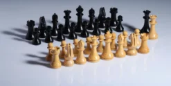 Casa Padrino Luxus Schach Set 50 x 50 cm - Holz Schachspiel - Schachbrett mit Schachfiguren