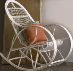Casa Padrino Luxus Schaukelsessel Weiß 53 x 120 x H. 115 cm - Handgefertigter Rattan Schaukelstuhl mit Armlehnen - Wohnzimmer Möbel - Garten Möbel - Rattan Möbel - Luxus Möbel