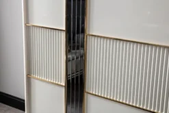 Casa Padrino Luxus Schlafzimmerschrank Weiß / Gold 260 x 72 x H. 218 cm - Edler Massivholz Kleiderschrank mit 2 Schiebetüren - Luxus Schlafzimmer Möbel