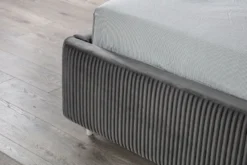 Casa Padrino Luxus Schlafzimmer Set Grau / Weiß / Gold - 1 Doppelbett mit Kopfteil & 2 Nachttische - Schlafzimmer Möbel - Luxus Kollektion