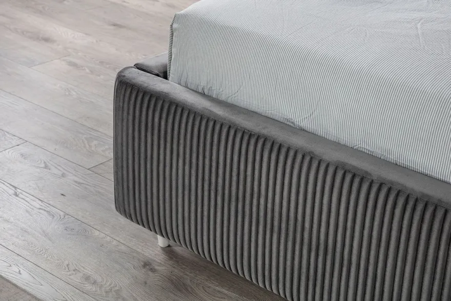Casa Padrino Luxus Schlafzimmer Set Grau / Weiß / Gold - 1 Doppelbett mit Kopfteil & 2 Nachttische - Schlafzimmer Möbel - Luxus Kollektion