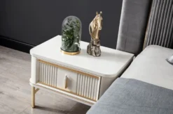 Casa Padrino Luxus Schlafzimmer Set Grau / Weiß / Gold - 1 Doppelbett mit Kopfteil & 2 Nachttische - Schlafzimmer Möbel - Luxus Kollektion