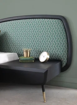 Casa Padrino Luxus Schlafzimmer Set Grün / Schwarz / Antik Messing - 1 Doppelbett mit Kopfteil & 2 Nachtkommoden - Luxus Schlafzimmer Möbel - Luxus Schlafzimmer Einrichtung