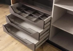 Casa Padrino Luxus Schlafzimmerschrank Braun / Kupferfarben 260 x 70 x H. 220 cm - Massivholz Kleiderschrank mit 2 Schiebetüren - Luxus Schlafzimmer Möbel