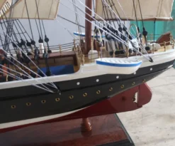 Casa Padrino Luxus Segelschiff Pamier mit Massivholz Ständer Schwarz / Weiß / Rot / Braun 97 x 30 x H. 70 cm - Handgefertigtes Deko Schiff Holzschiff - Deko Accessoires