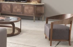 Casa Padrino Luxus Sessel Braun / Grau 70 x 63 x H. 70 cm - Wohnzimmer Sessel mit gebogener Rückenlehne - Hotel Sessel - Wohnzimmer Möbel - Luxus Möbel - Luxus Wohnzimmer Einrichtung