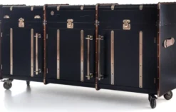 Casa Padrino Luxus Sideboard in Koffer Optik Schwarz / Braun / Messing 200 x 48 x H. 101 cm - Massivholz Kofferschrank mit Rollen - Büro Schrank - Wohnzimmer Schrank - Luxus Möbel