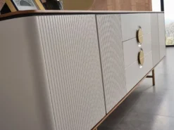 Casa Padrino Luxus Sideboard Hellgrau / Braun / Messing 220 x 50 x H. 80 cm - Massivholz Schrank mit 4 Türen und 3 Schubladen - Massivholz Möbel - Luxus Möbel - Luxus Einrichtung