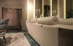 Casa Padrino Luxus Sofa Creme / Grau / Gold 280 x 98 x H. 85 cm - Wohnzimmer Sofa - Hotel Sofa - Wohnzimmer Möbel - Wohnzimmer Einrichtung - Hotel Möbel - Luxus Möbel - Luxus Einrichtung