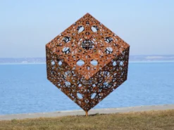 Casa Padrino Luxus Stahl Garten Skulptur Würfel Rostfarben 150 x 130 x H. 170 cm - Handgefertigte Wetterbeständige Garten Dekoration - Luxus Kollektion