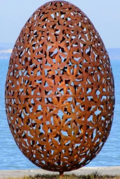 Casa Padrino Luxus Stahl Garten Skulptur Ei Rostfarben Ø 75 x H. 130 cm - Handgefertigte Wetterbeständige Garten Dekoration - Luxus Kollektion