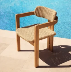 Casa Padrino Luxus Teakholz Esszimmer Stuhl mit Armlehnen Naturfarben 60 x 53 x H. 77 cm - Garten Stuhl - Terrassen Stuhl - Garten Möbel - Esszimmer Möbel - Luxus Teakholz Möbel