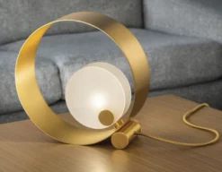 Casa Padrino Luxus Tischleuchte Gold / Weiß 30 x 11 x H. 30 cm - Metall Schreibtischleuchte mit Glas Lampenschirm - Luxus Tischleuchten - Luxus Qualität - Made in Italy