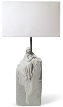 Casa Padrino Luxus Tischleuchte Grau / Weiß 30 x 20 x H. 57 cm - Designer Tischlampe mit hangefertigter Porzellan Skulptur einer meditierender Frau Mod1