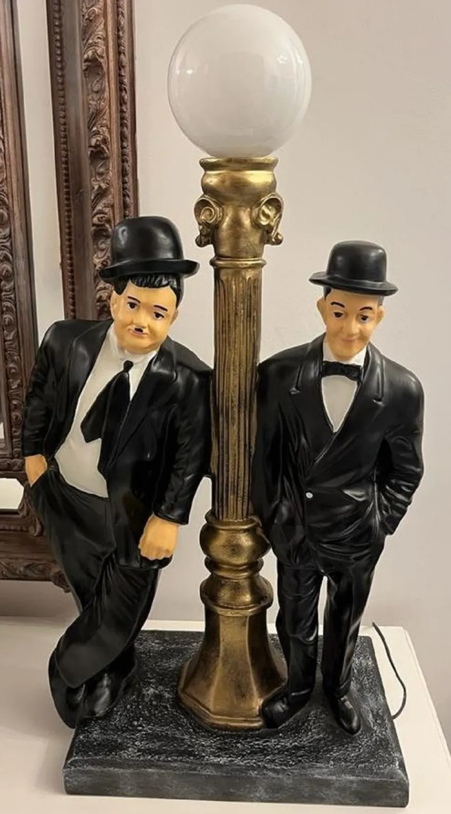 Casa Padrino Luxus Tischleuchte Dick & Doof Schwarz / Antik Gold / Weiß 46 x 28 x H. 80 cm - Kunstharz Schreibtischleuchte mit rundem Glas Lampenschirm