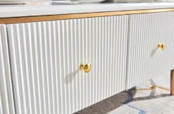 Casa Padrino Luxus TV Schrank Weiß / Messingfarben / Gold 200 x 40 x H. 42 cm - Modernes Wohnzimmer Sideboard mit 3 Schubladen - Moderne Wohnzimmer TV Möbel