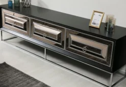 Casa Padrino Luxus TV Schrank mit 3 verspiegelten Schubladen Schwarz / Silber 220 x 49 x H. 64 cm - Wohnzimmer Möbel - Luxus Qualität