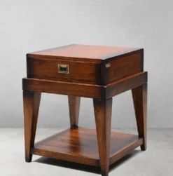 Casa Padrino Luxus Vintage Stil Beistelltisch Braun / Messing 54 x 54 x H. 64,5 cm - Quadratischer Nachttisch mit Schublade - Wohnzimmer Möbel - Schlafzimmer Möbel - Luxus Vintage Stil Möbel