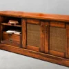 Casa Padrino Luxus Vintage Stil TV Schrank Braun / Messing 161 x 52 x H. 66 cm - Vintage Stil Sideboard mit 2 Türen und 2 Schubladen - Vintage Stil Wohnzimmer Möbel - Luxus Wohnzimmer Möbel