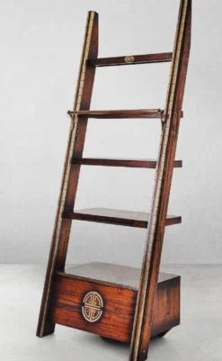 Casa Padrino Luxus Vintage Stil Regalschrank Dunkelbraun / Messing 94 x 60 x H. 240 cm - Massivholz Bücherschrank - Wohnzimmer Schrank - Büro Schrank - Büro Möbel - Luxus Vintage Stil Möbel