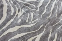 Casa Padrino Luxus Viskose Teppich mit Zebra Design Grau / Creme / Rot 160 x 230 cm - Wohnzimmer Teppich - Moderner Schlafzimmer Teppich - Luxus Interior - Luxus Qualität