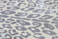 Casa Padrino Luxus Viskose Teppich mit Leoparden Design Grau / Creme / Schwarz 160 x 230 cm - Ovaler Wohnzimmer Teppich - Moderner Schlafzimmer Teppich - Luxus Interior - Luxus Qualität