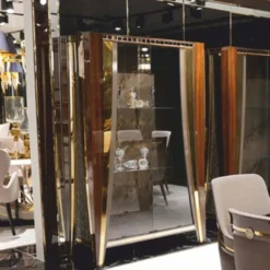 Casa Padrino Luxus Vitrine mit 2 Glastüren Braun / Gold 130 x H. 200 cm - Luxus Möbel