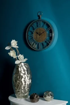 Casa Padrino Luxus Wanduhr im Design einer antiken Taschenuhr Silber / Naturfarben Ø 45 cm - Dekorative runde Uhr mit einem Ziffernblatt aus unbehandeltem Holz