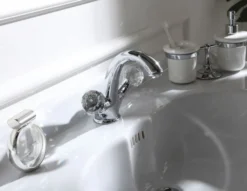 Casa Padrino Luxus Waschtischarmatur mit Swarovski Kristallglas Silber 13,5 x 16,5 cm