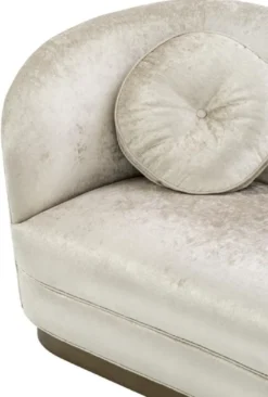 Casa Padrino Luxus Wohnzimmer Sofa Weiß-Beige / Bronze 230 x 85 x H. 82 cm - Gebogene Luxus Couch mit 2 dekorativen Kissen